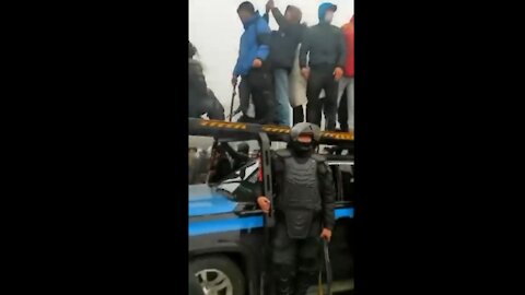SHTF in Kazakhstan (Police side-by-side with protestors)
