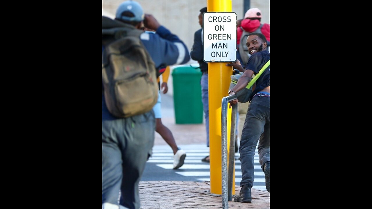 WATCH: Windy weather has Capetonians defying gravity (1)