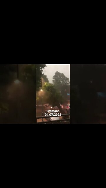 Maltempo Cremona : Albero cade su un'auto in corsa!