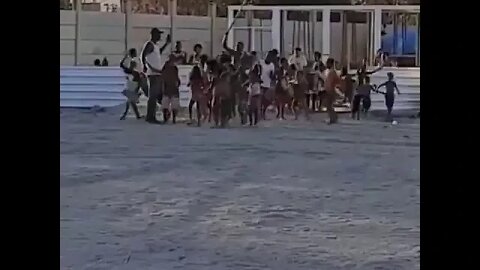 Criançada entrando em campo no CT do Vasco - 08/08/2020