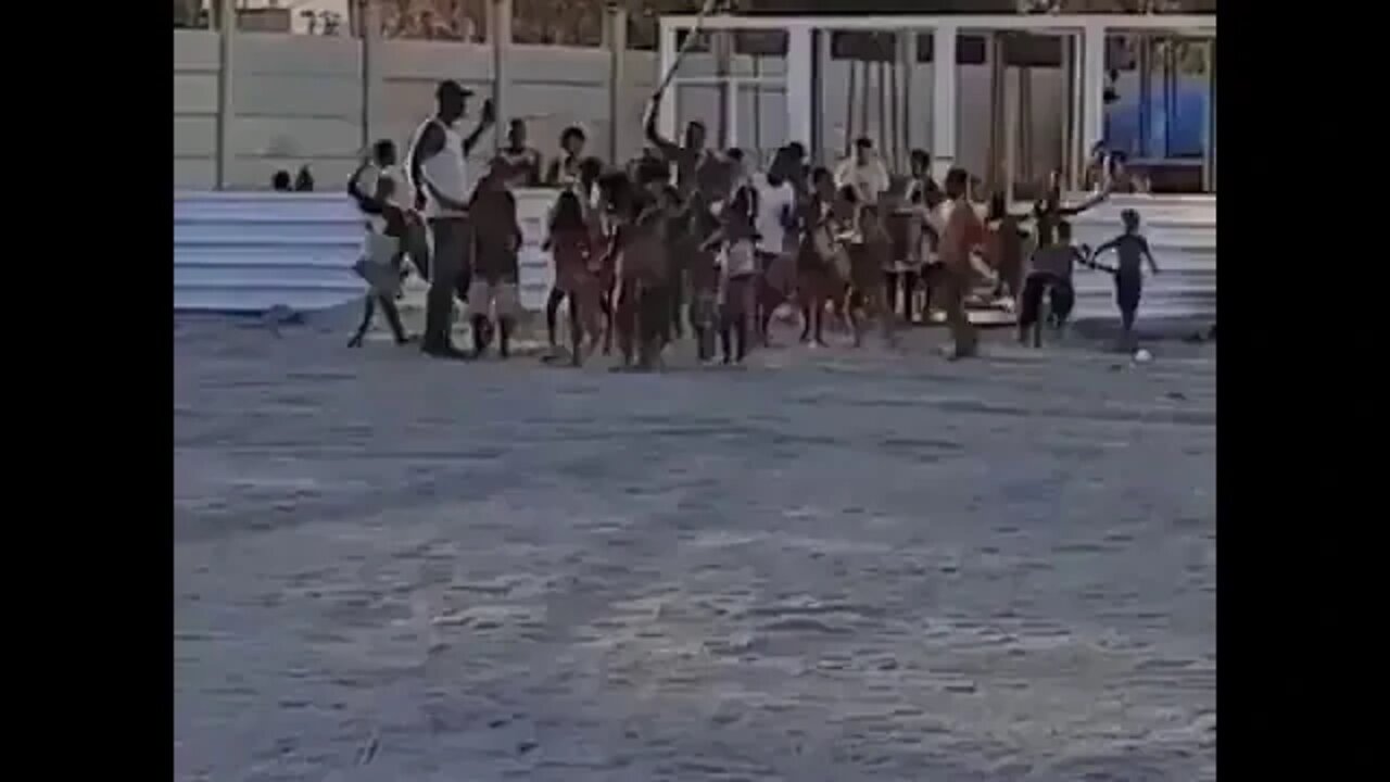 Criançada entrando em campo no CT do Vasco - 08/08/2020