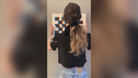 Girl draw a REAL LIVE GLITCH