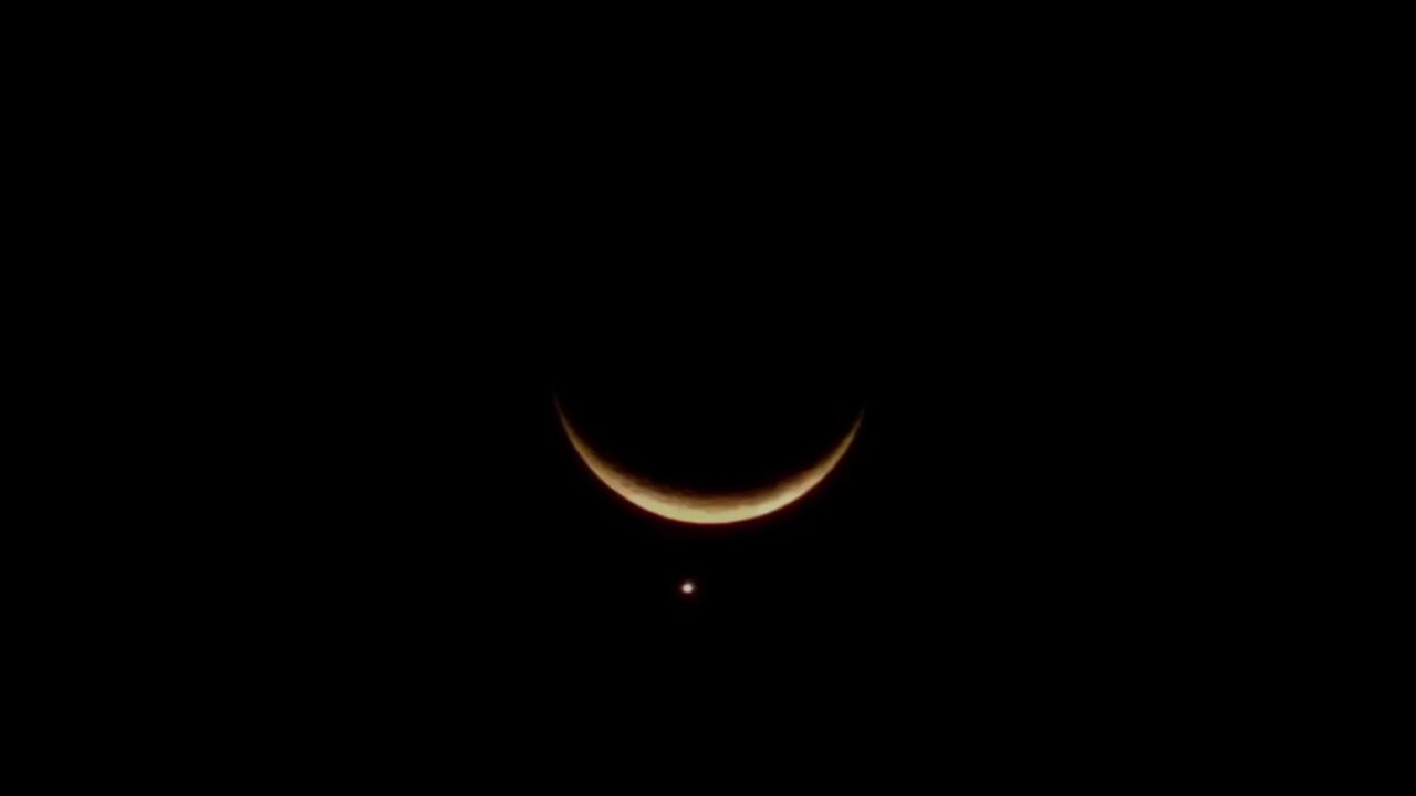 Moon and venus meeting with each other clearly visible in India on 25/03/2023