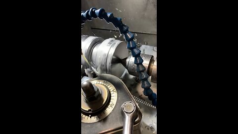 Grooving tool to make a spool flange