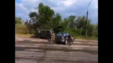 Ukrainian Soldiers and Media People Faces Death as they ALMOST Hit by a Mortar!