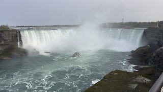 Maid of the Mist VS Niagara Falls