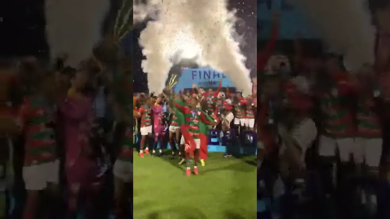 Portuguesa de Desportos campeã levantando a taça da Série A2 do Campeonato Paulista