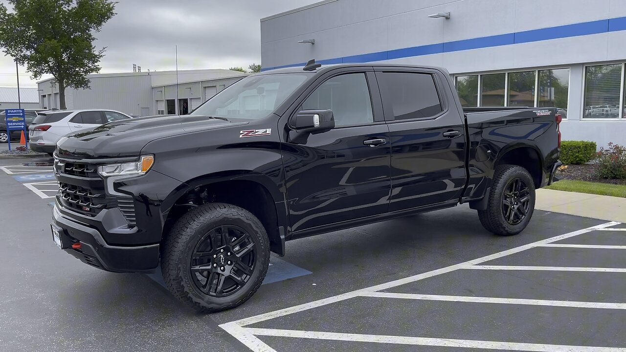 Chevrolet Silverado Trail Boss Z71 4x4 black beauty