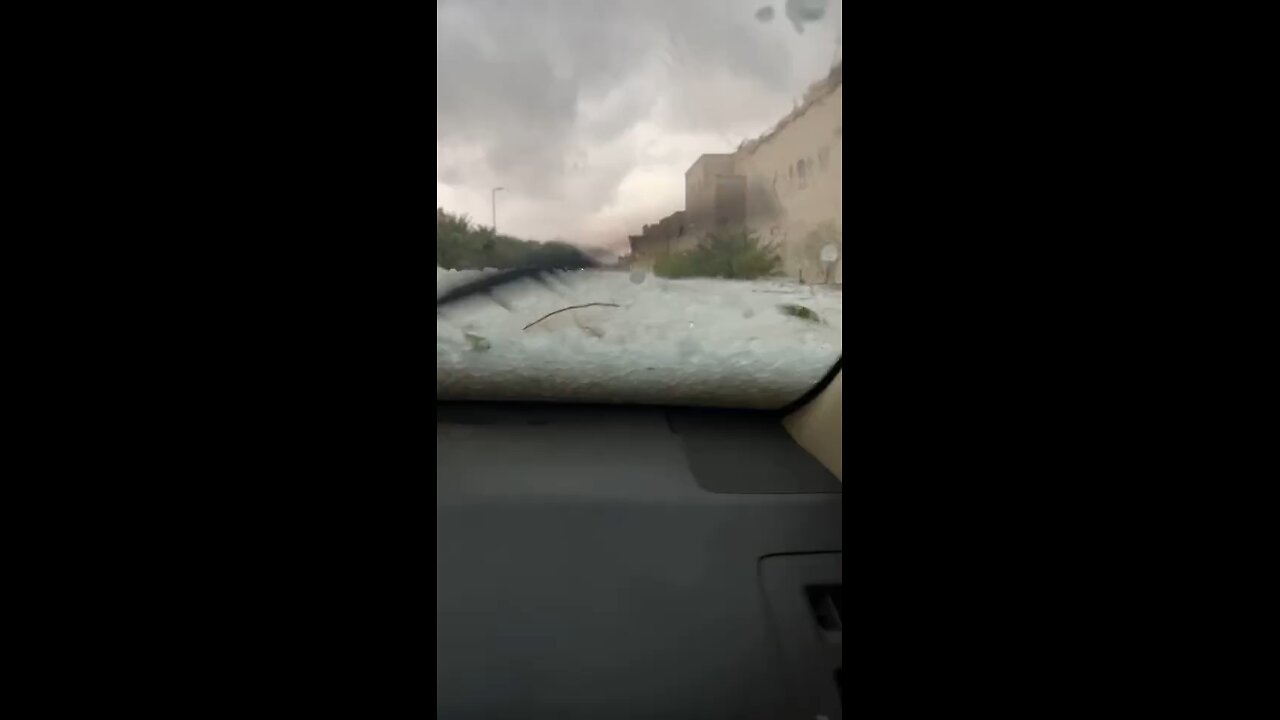 كمية كبيرة من المياه والثلج تغطي الطريق