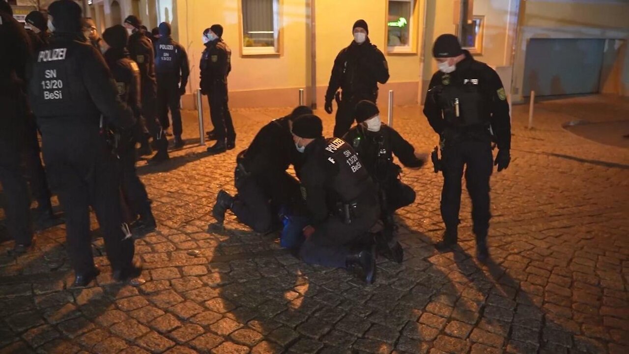 Germany: Police enforce COVID regulations at rally in Saxony town of Bautzen - 30.11.2021