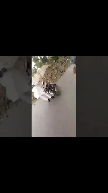 گجرات میں سڑک ہی توڑ دی