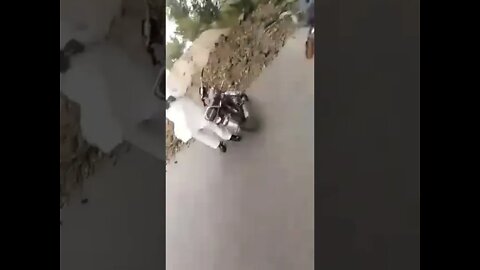 گجرات میں سڑک ہی توڑ دی