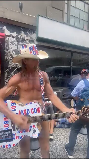 Naked Cowboy Does NYC - Sings Trump Can Build The Wall Song