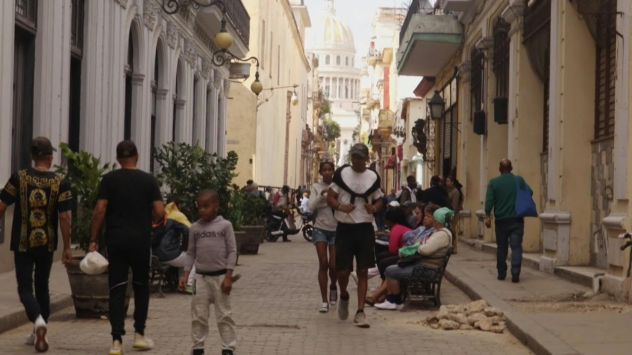 Cuba restablece su servicio eléctrico tras apagón nacional de un día | AFP