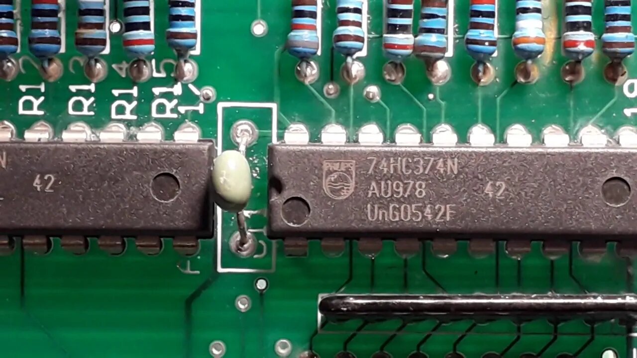 J'apprends les circuits électrique électronique J1(apprentissage par observation de carte mère pcb)