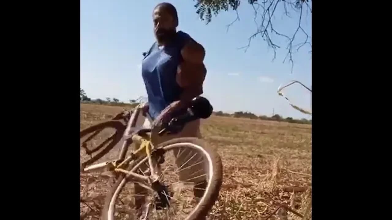 O PODEROSO HOMEM OLEO DE SOJA E SUA BIKE ( MEMES 2021 ) O MAIOR BRAÇO DO BRASIL ( HULK BRASILEIRO )