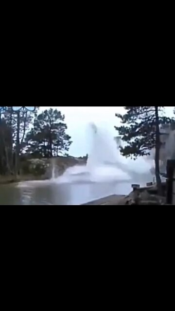 LIGHTNING STRIKING WATER (EXPOSED)