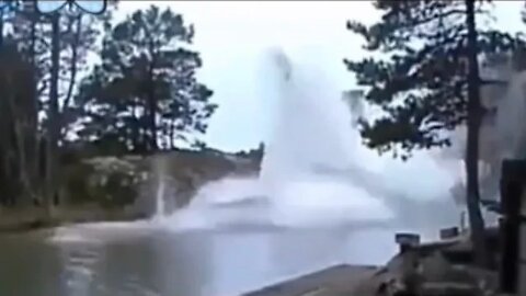 LIGHTNING STRIKING WATER (EXPOSED)