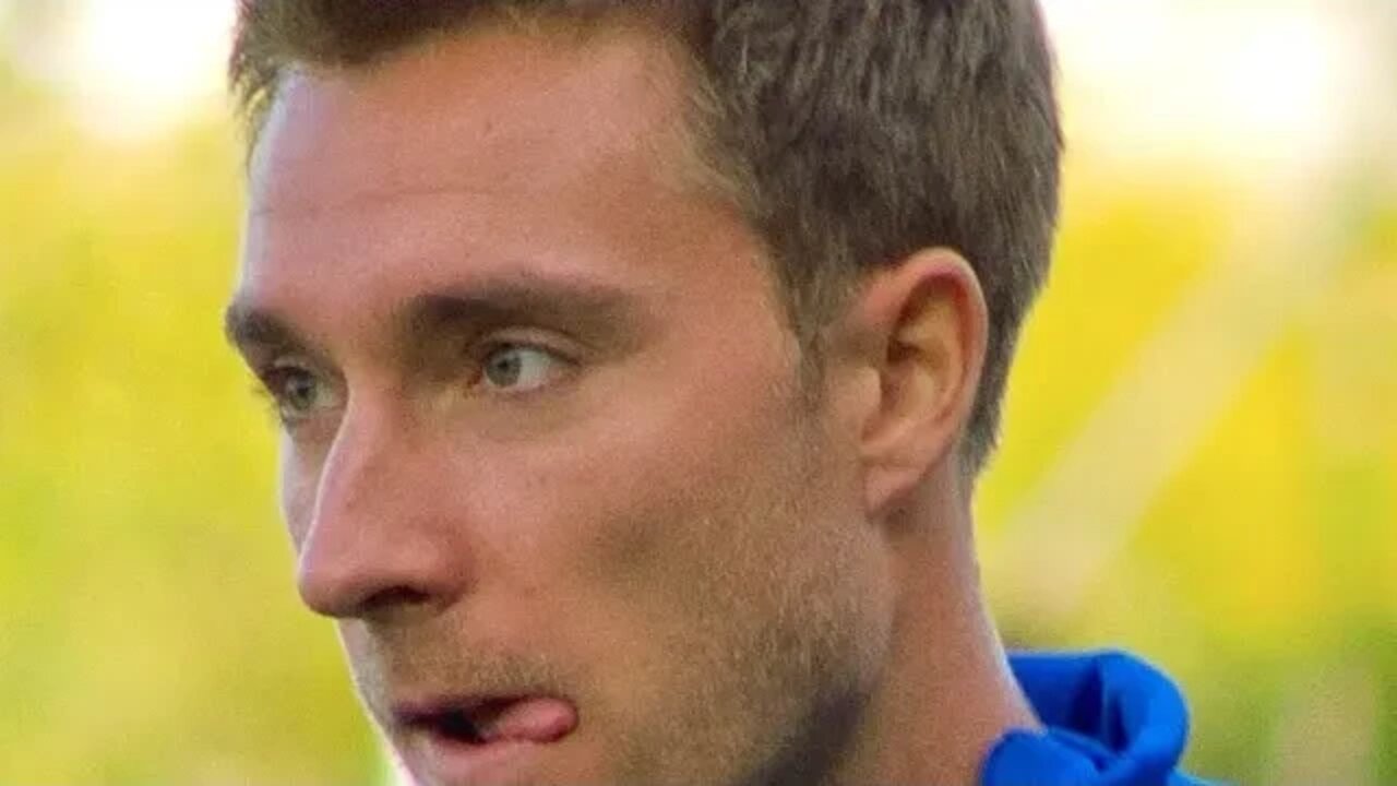 Christian Eriksen falder død om - Hvad sker der ?