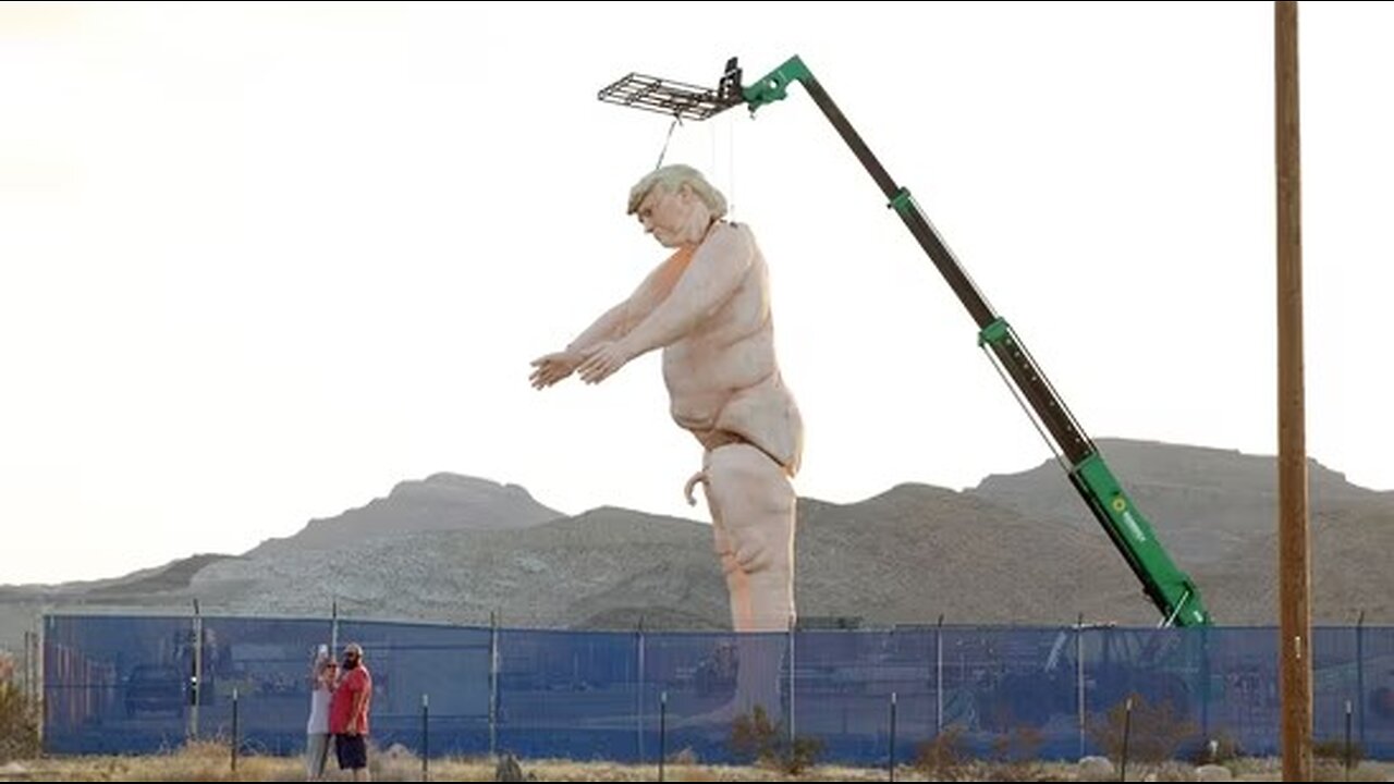 NUDE TRUMP STATUE