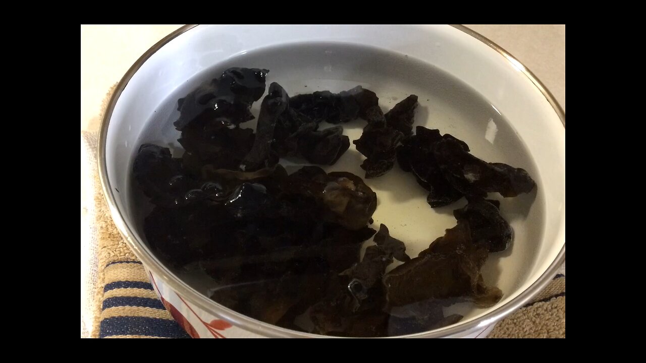 How to Soak and Rise the Black Woodear Mushroom 如何泡发黑木耳