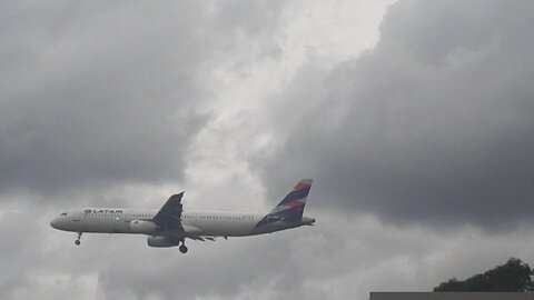 Airbus A321 PT-MXB e Airbus A321 PT-MXD vindos de Brasília e Fortaleza