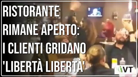 Ristorante a Pesaro Rimane Aperto - La Polizia Prova a Entrare, I Clienti Gridano "Libertà".