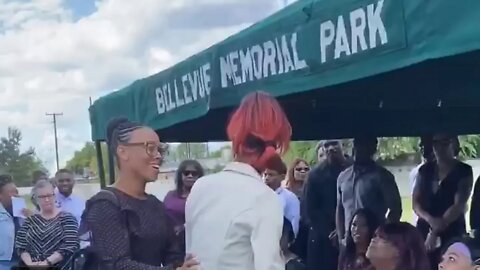 Woman shows up to funeral to twerk for her nigga