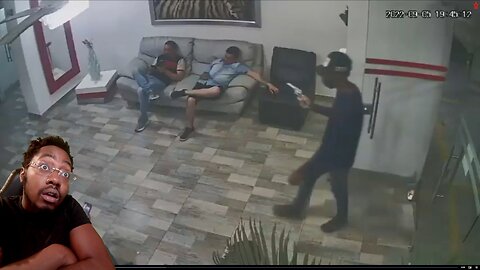 DUDE TRIES TO ROB A HOTEL BUT END UP GETTING DESTROYED BY A CROWD OF PEOPLE