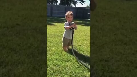 banho de mangueira 😂😂😂 #shorts