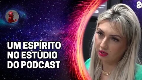 "...ESPÍRITO PASSANDO BEM ATRÁS DE VOCÊ" com Chaline Grazik | Planeta Podcast (Sobrenatural)