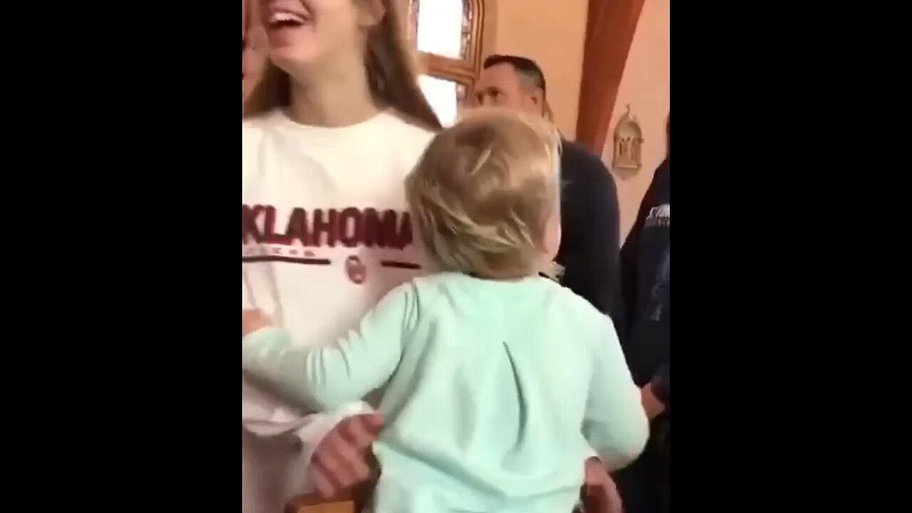 Sweet little girl👧greets every1 in church with hugs 🤗