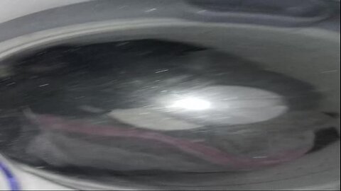 Lavando roupa torcendo 2