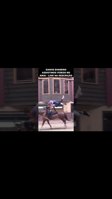 eles estão dançando em cima de um cavalo