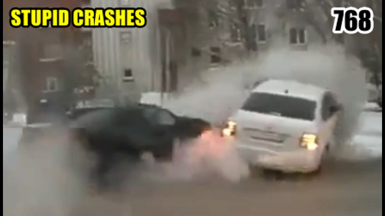 Stupid driving mistakes 677 (February 2022 English subtitles)