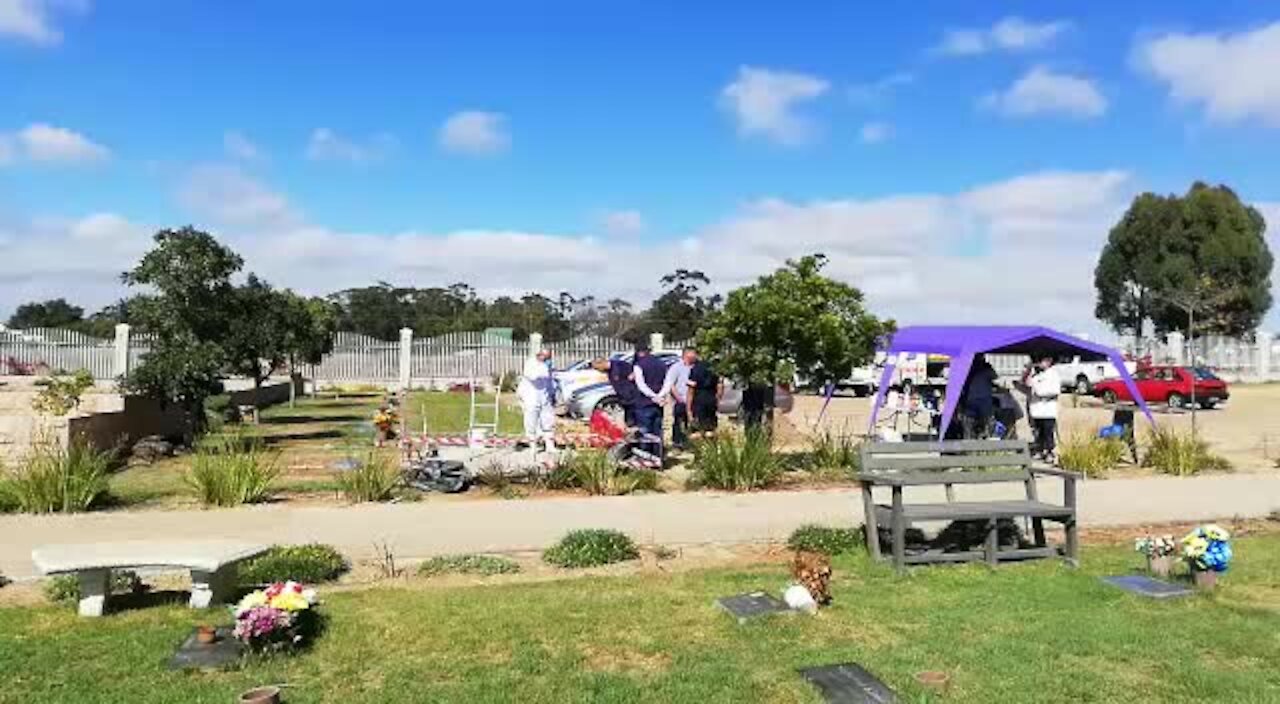 SOUTH AFRICA - Cape Town -The body of a man pressumed is being exhumed today (WyS)