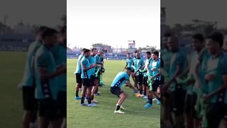 Alex Teixeira sendo batizado no treino