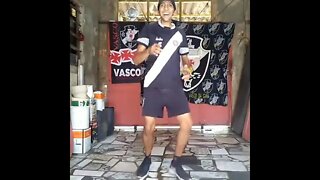 Ueliton cantando música pro time do Vasco de 2022