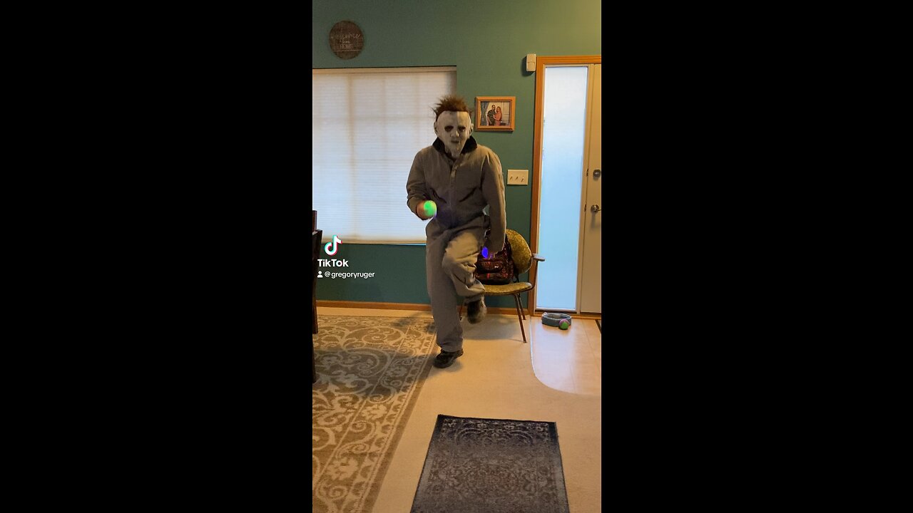 Michael Myers can juggle