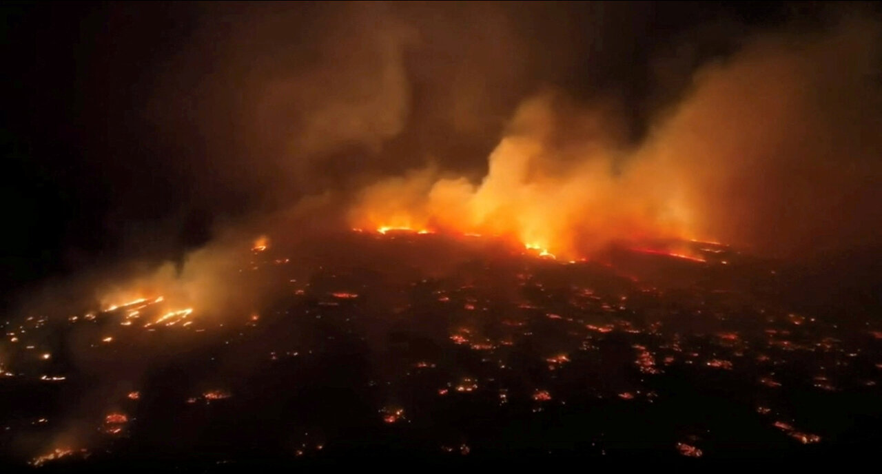 Shocking Eye Witness of Lahaina Maui Fire from Front Street Police Blocked Off the Exits