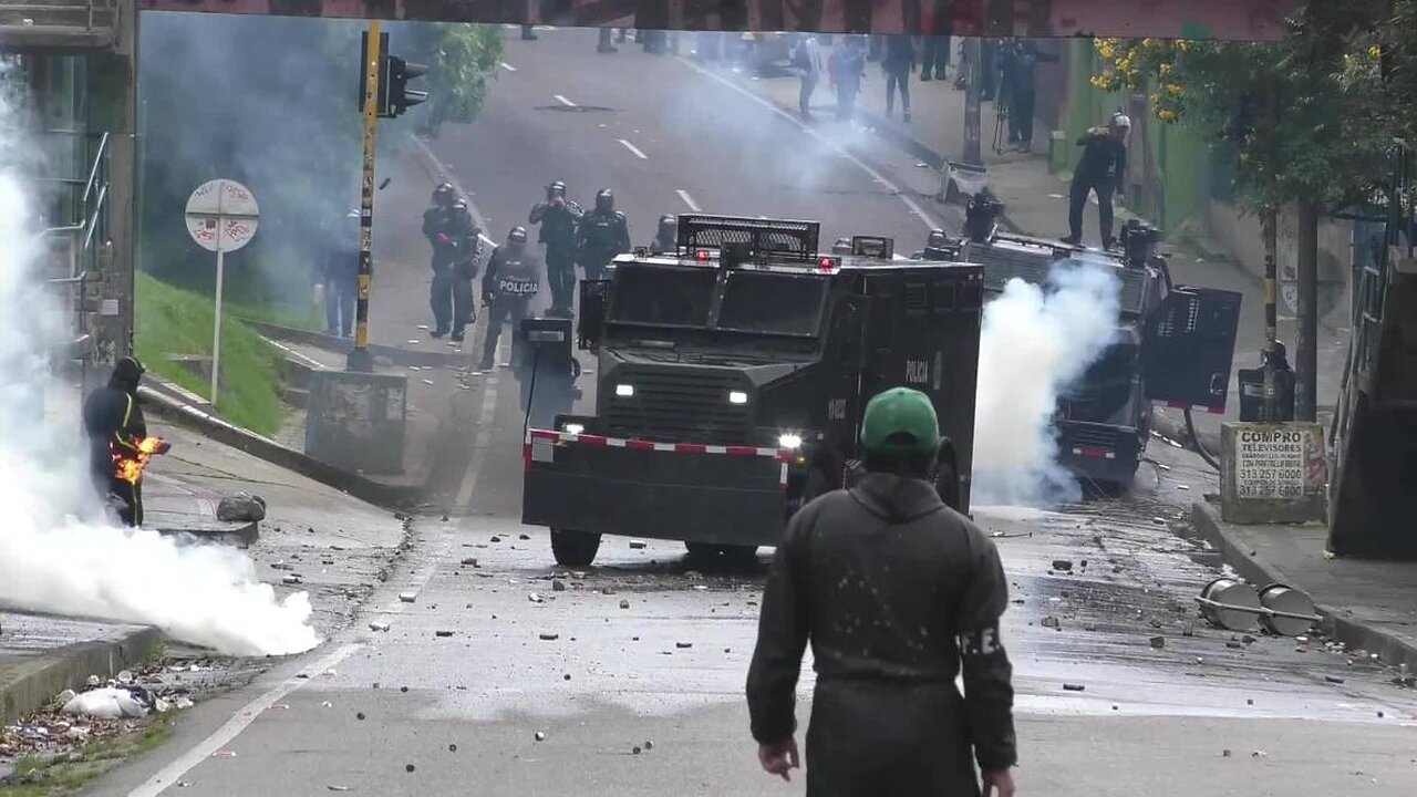 Colombia: Police fire water cannons at student protesters outside Bogota’s District University