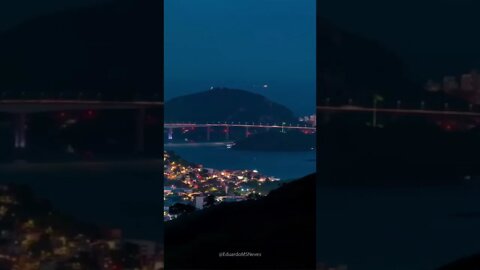 Panorâmica de Vitória durante uma noite de lua cheia.São várias fotos verticais unidas numa imag