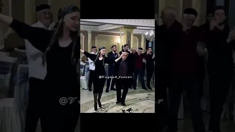 КРАСАВИЦА И СТАРЫЙ ТАНЦУЮТ НА СВАДЬБЕ