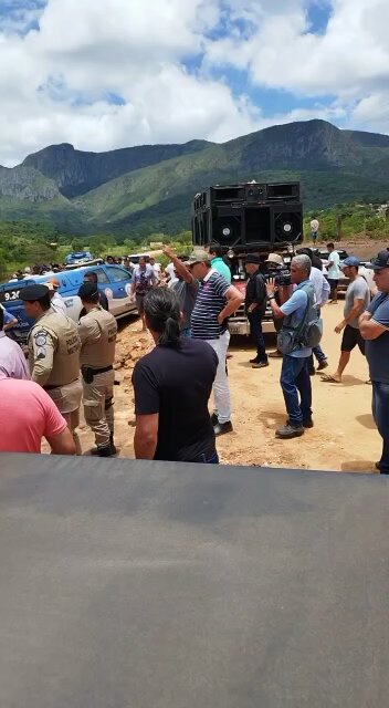 População se junta a polícia e retira invasores do MST de terras invadidas na Bahia