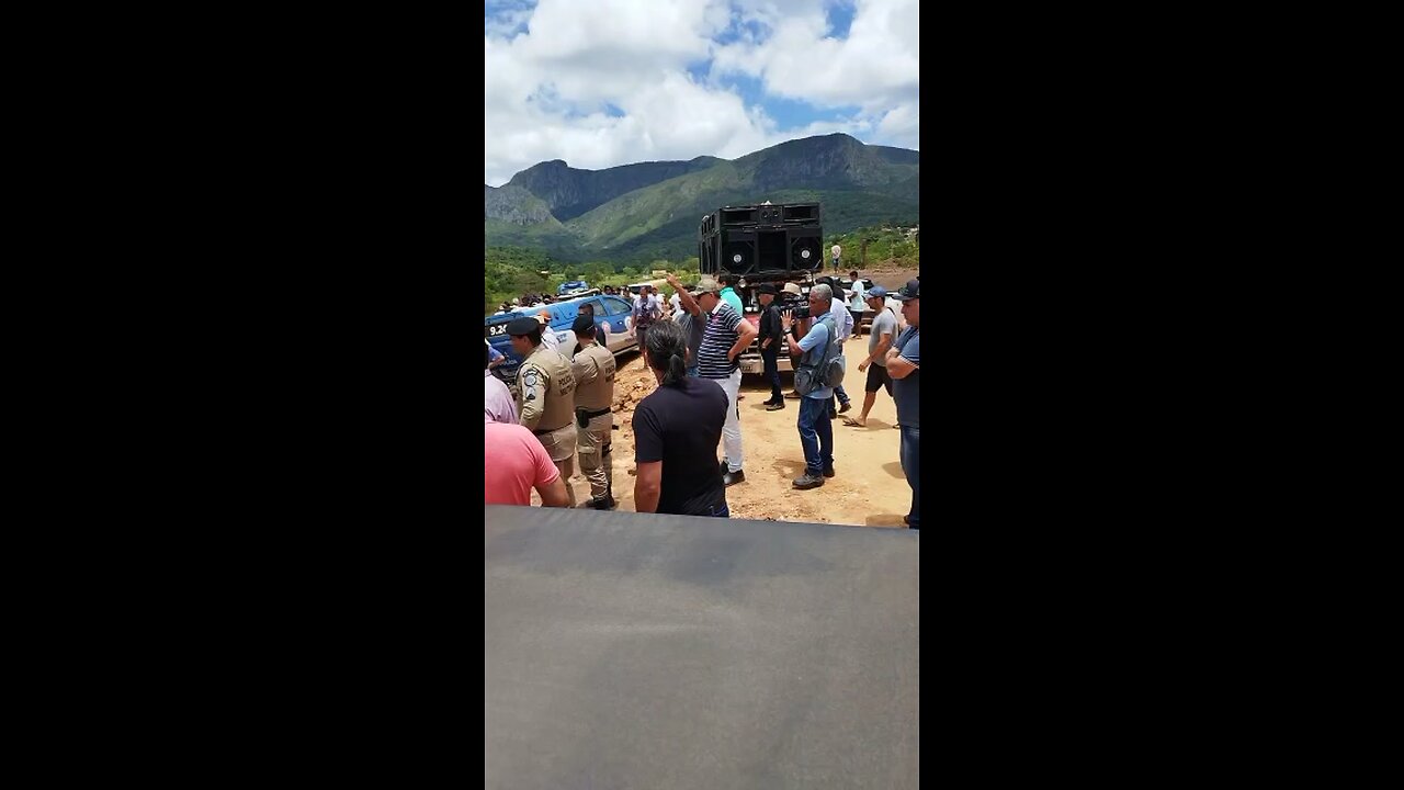 População se junta a polícia e retira invasores do MST de terras invadidas na Bahia