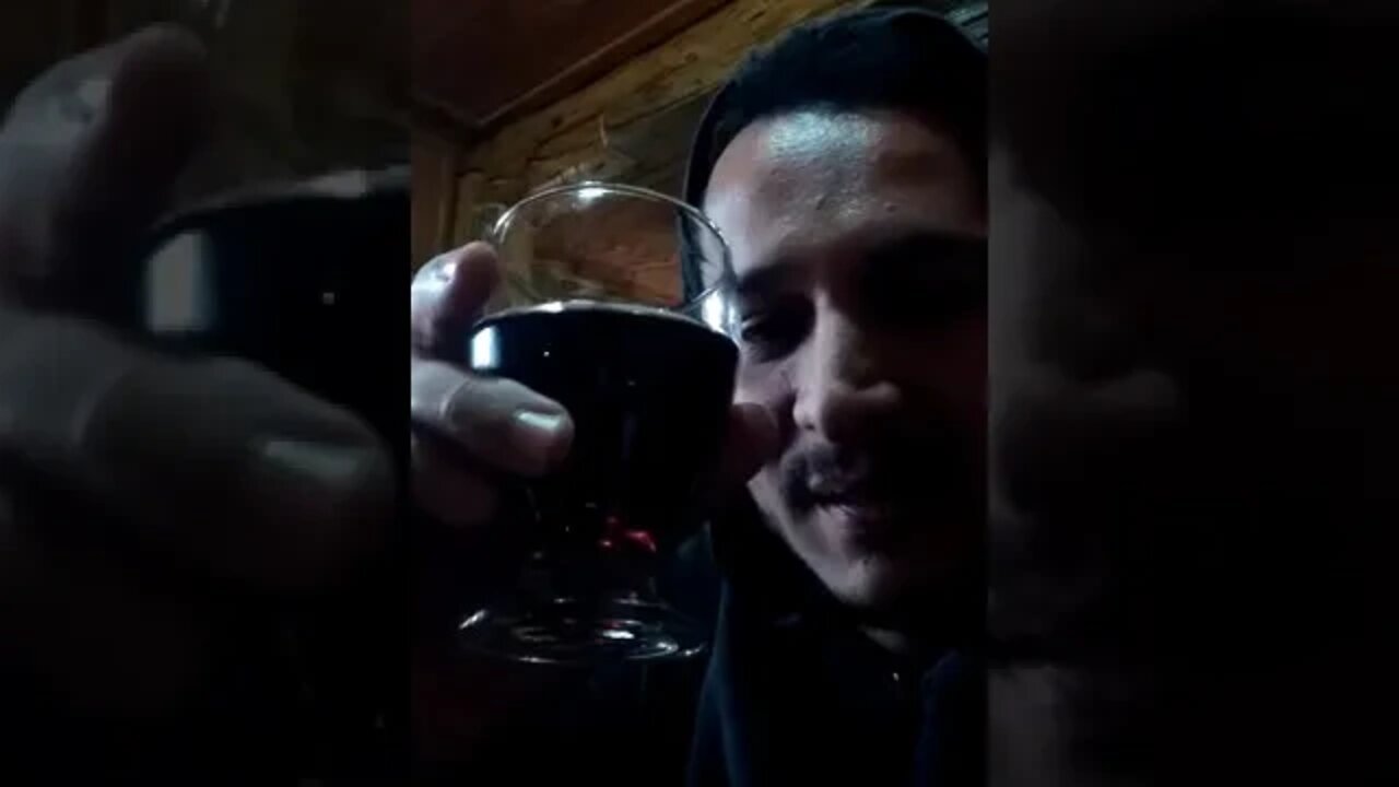 O que uma garrafa de vinho não faz kkkkkkkkk