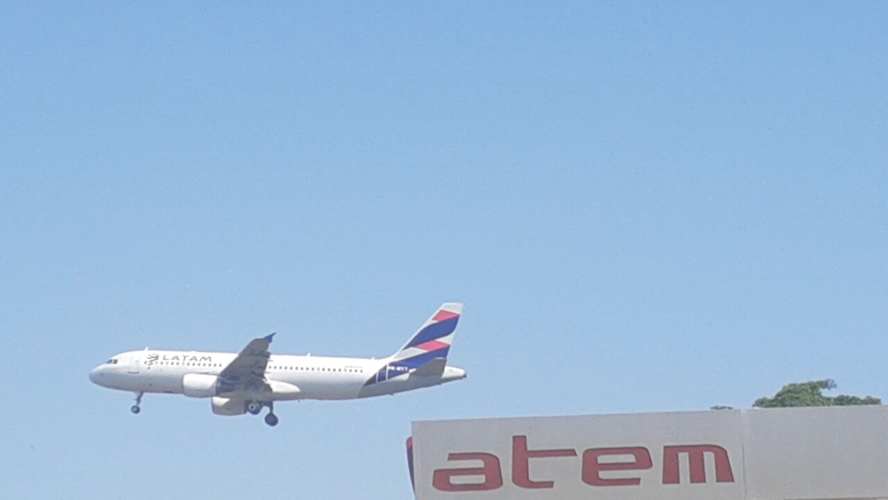 Airbus A320 PR-MYT na aproximação final antes de pousar em Manaus vindo de Guarulhos (03/08/2021))