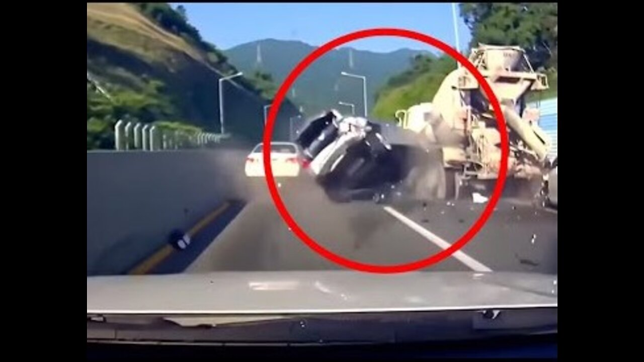 Crazy car crashes compilation dash cam and CCTV 2