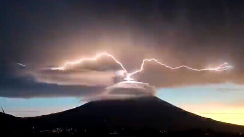 Stunning Video Shows Lightning Erupting From Volcano In Guatemala - Tree of Life