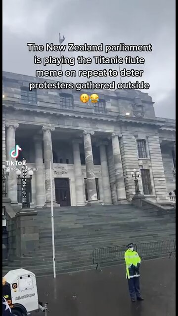 NZ Parliament plays Titanic Flute meme to detour protester’s 😂😂